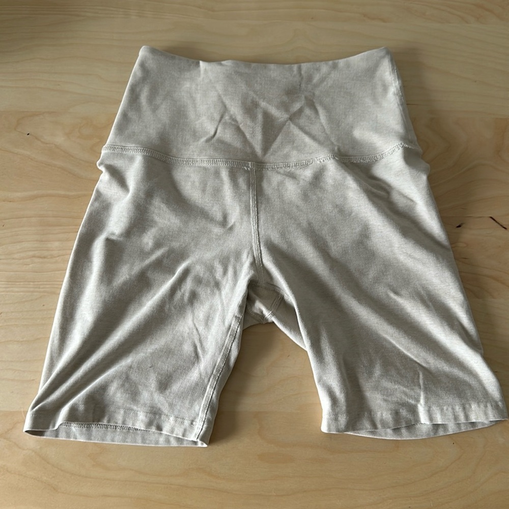 Beyond Yoga cream biker shorts size medium